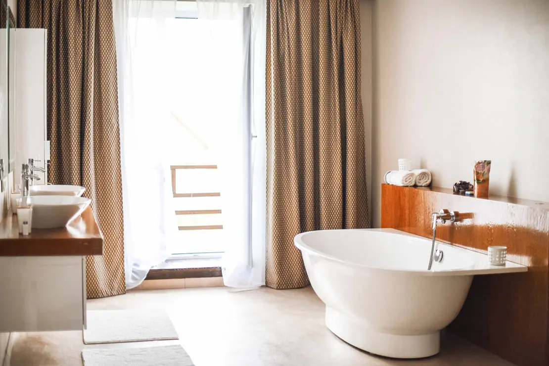 Salle de bain avec des murs et un sol en béton ciré beige.